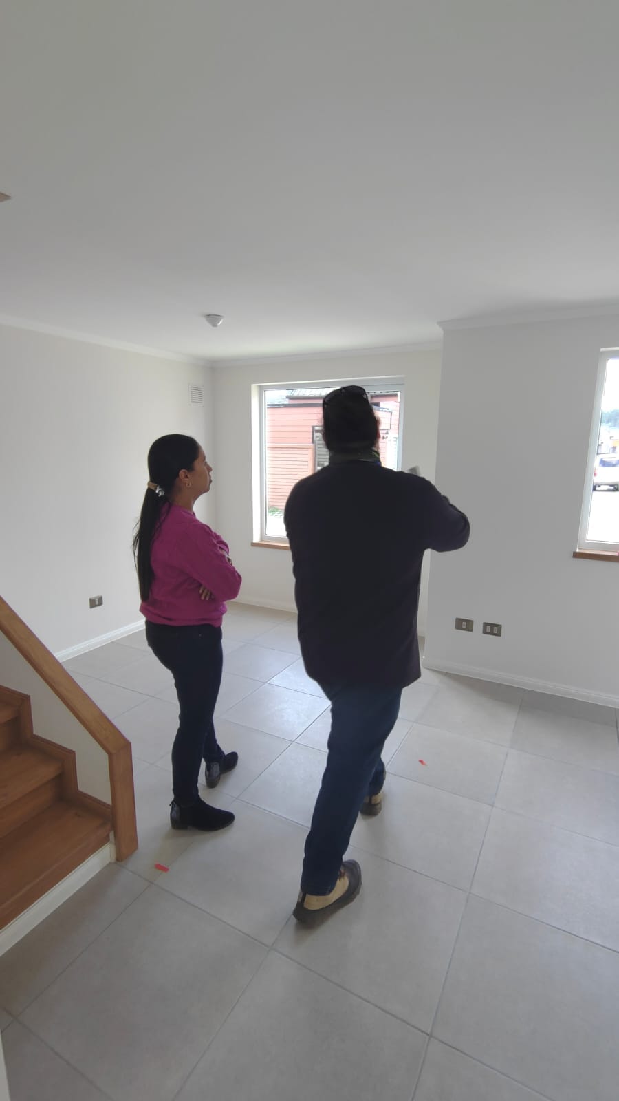 Inspector revisando propiedad inmobiliaria en Chile