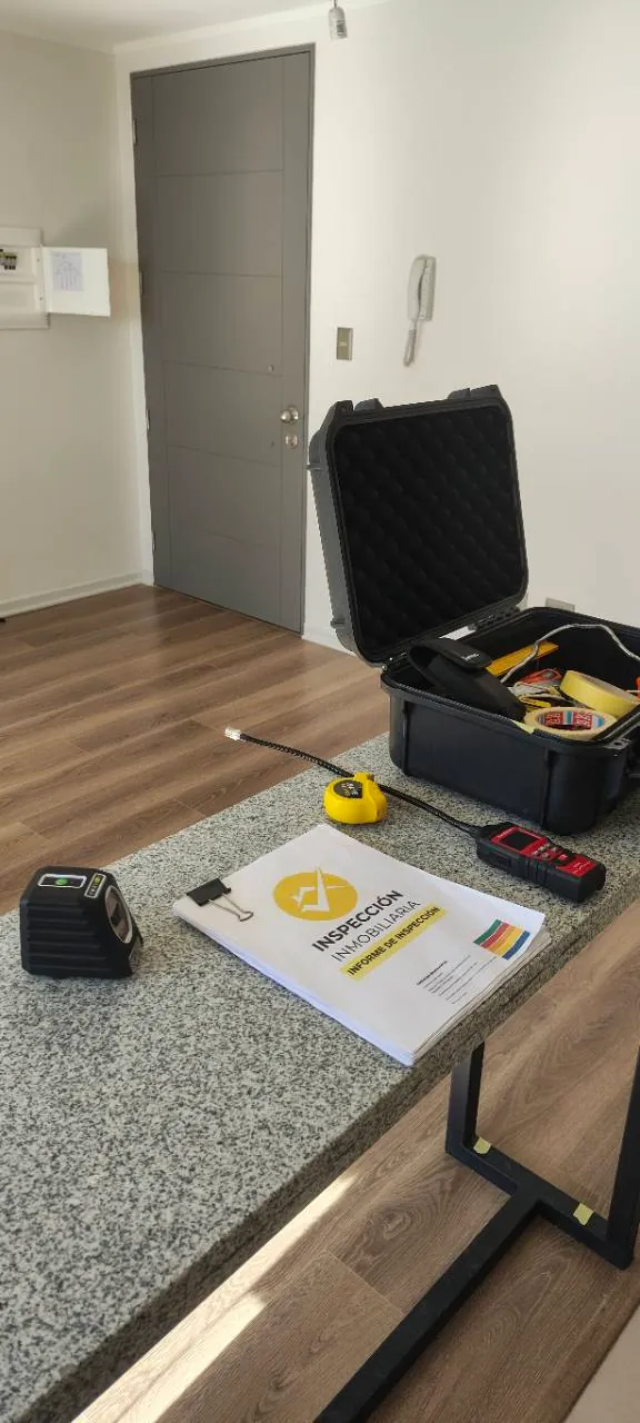 Maletín con instrumentos de inspección e informe de Inspección Inmobiliaria