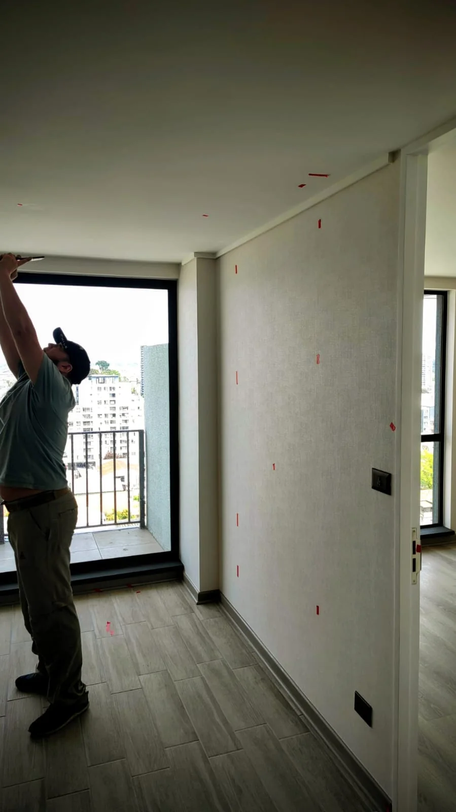 Inspector revisando un departamento nuevo