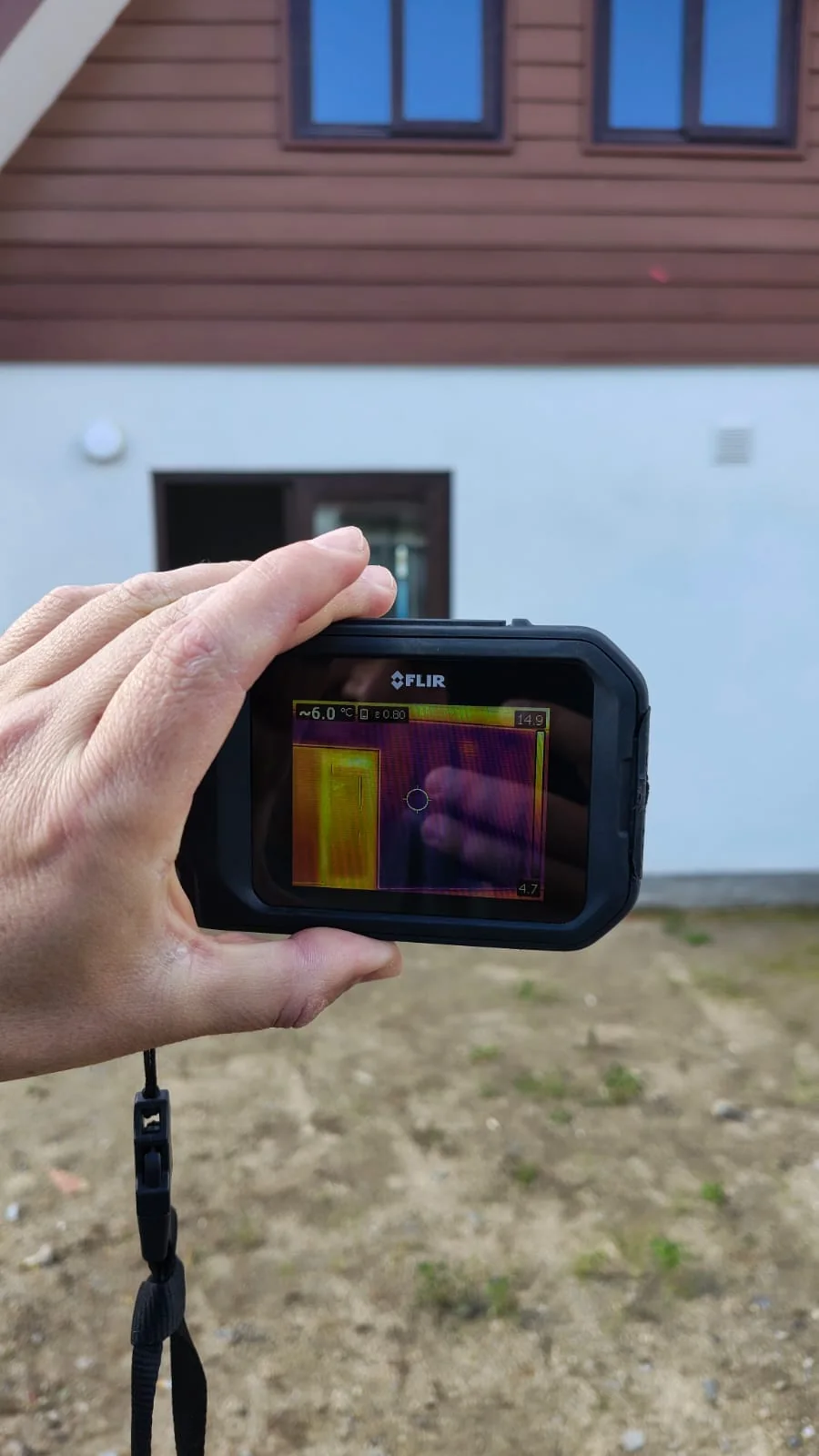 Cámara termográfica durante una inspección de una casa en preentrega